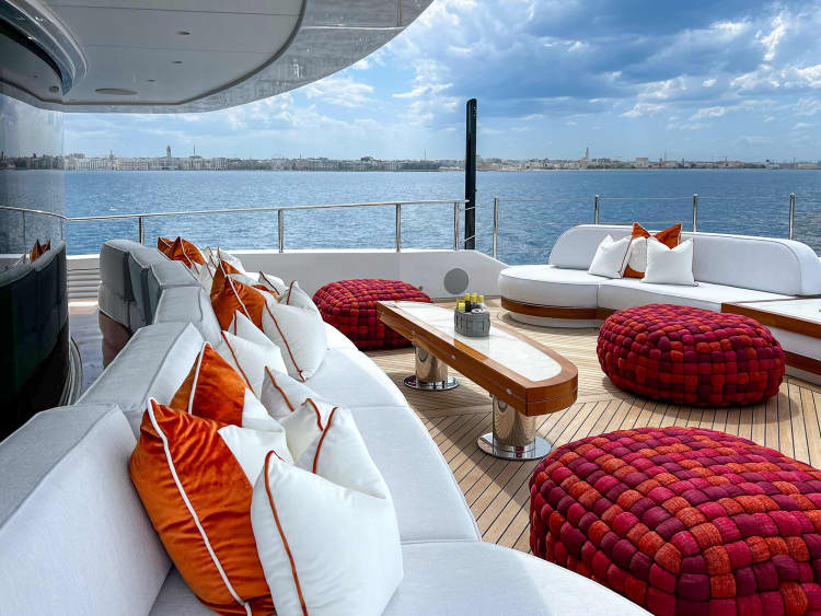 AMOR-A-VIDA Yacht Charter