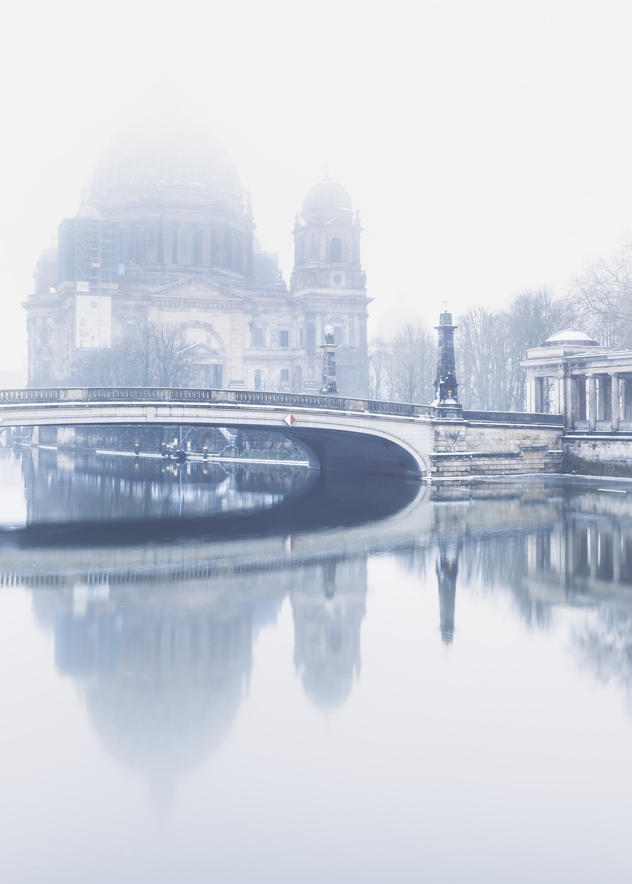 Berliner Dom in fog