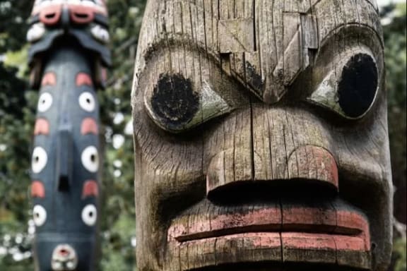 Totems and Tulips [Outdoor]