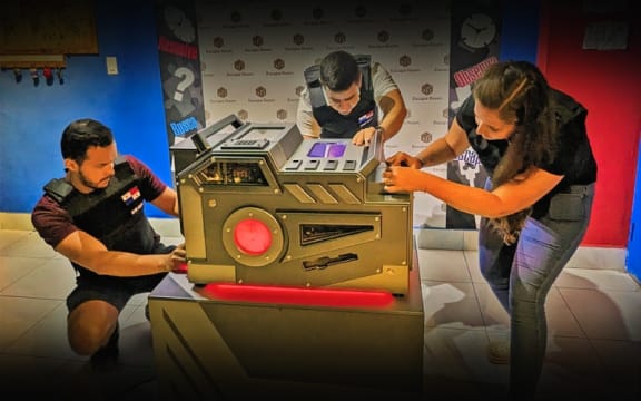 Viaje Explosivo [Bomb Voyage]