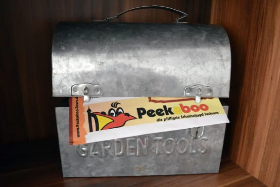 Mr. Peekaboo Hat Sich in Der Stadt Versteckt [Mr. Peekaboo Has Hidden in the City] [Outdoor]