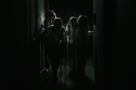 Escondite en la Oscuridad [Hiding in the Dark]