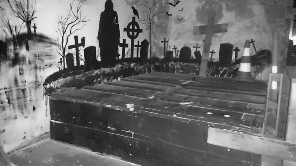 Élve Eltemetés [Burying Alive]