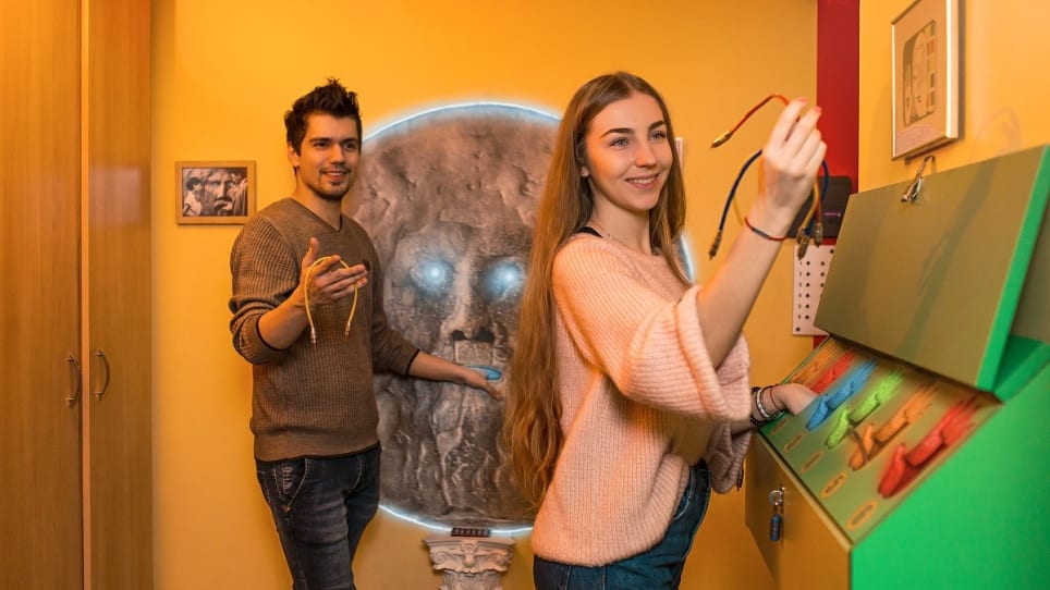 В ПОИСКАХ ШЕСТОГО ЧУВСТВА [In Search of the Sixth Sense]