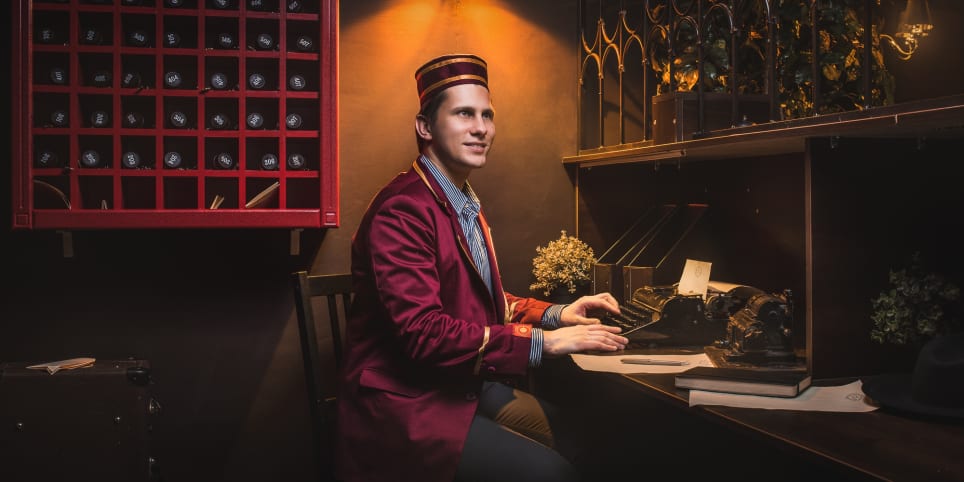 Das Hotel [The Hotel]