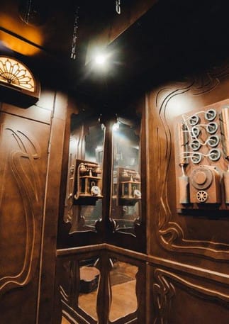 المصعد [The Lift]