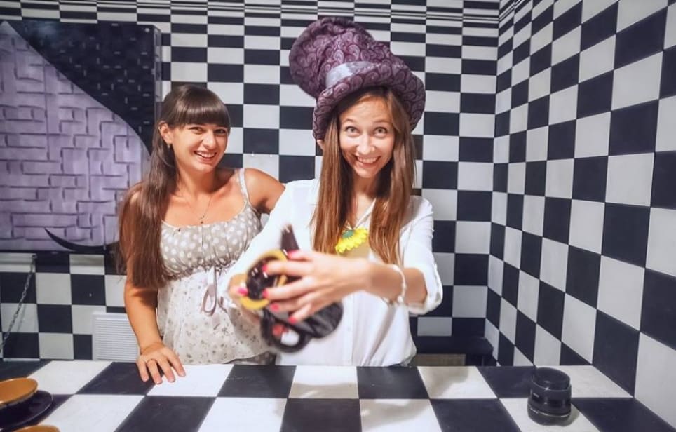 Alicia en el País de las Maravillas [Alice in Wonderland]