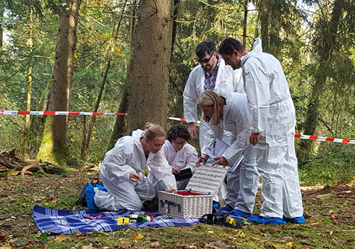 Die Tote im Wald [The Dead in the Forest][Outdoor]