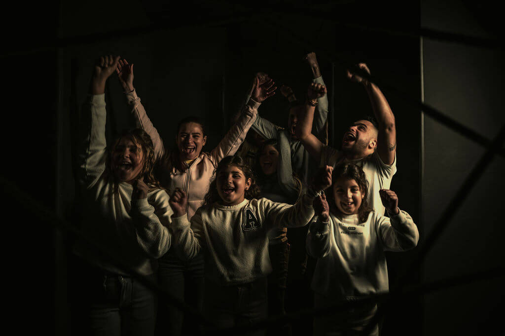 Escondite en la Oscuridad [Hiding in the Dark]