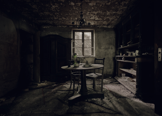 El Ala Oeste: Los Ecos del Orfanato [The West Wing: Echoes of the Orphanage]
