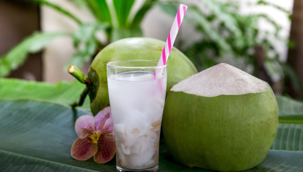 Nariyal Pani ke Fayde in Hindi | नारियल पानी के 11 अविश्वसनीय फायदे