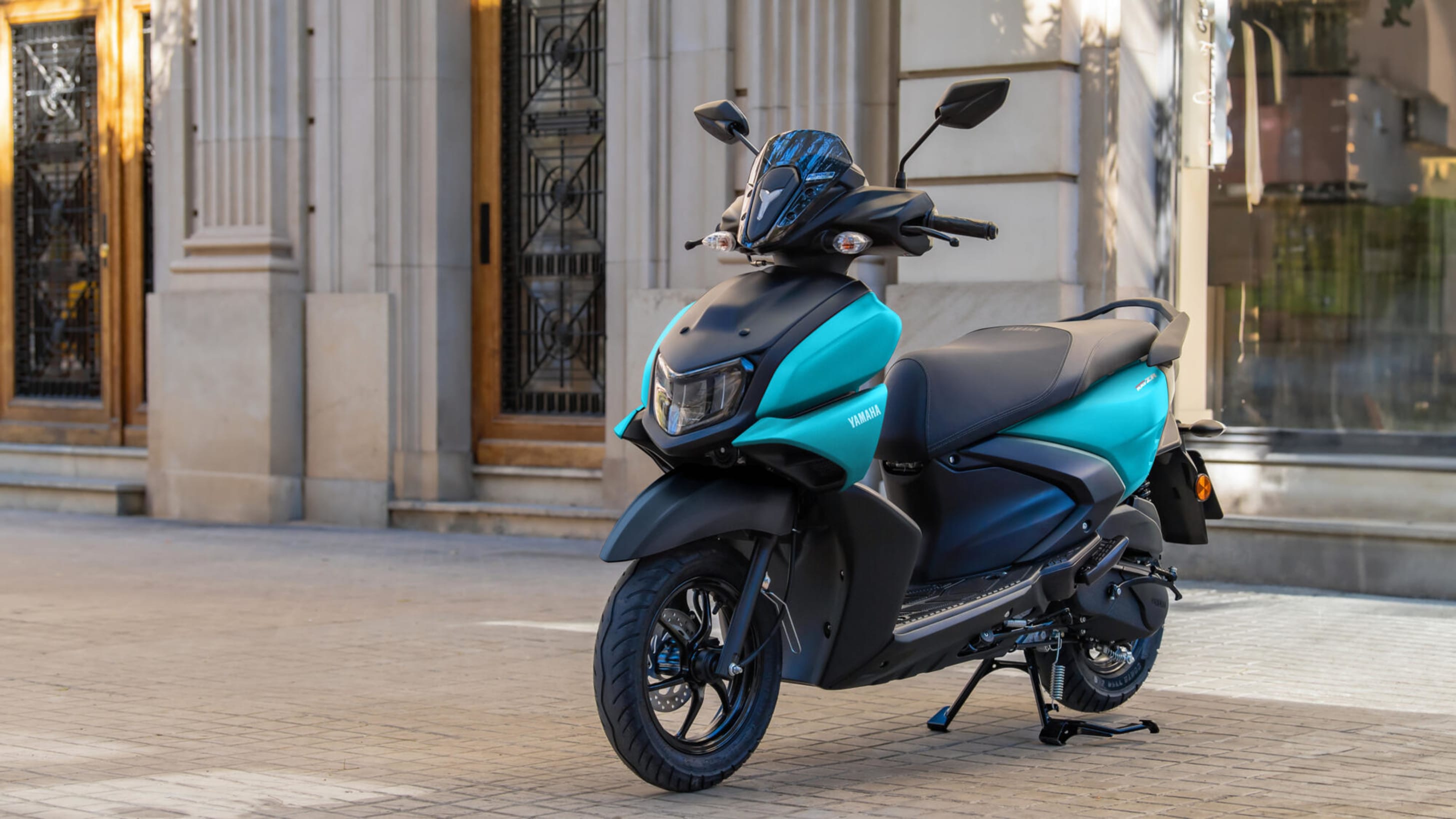 Yamaha Midnight Black 6