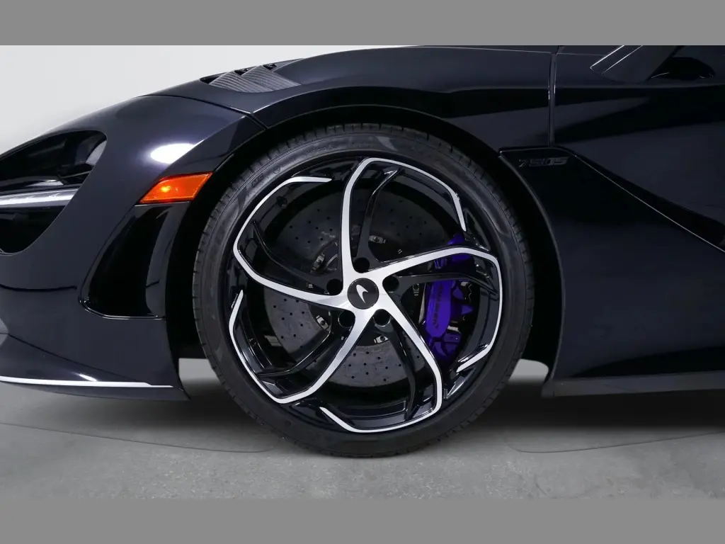 750S Spider vehicle image