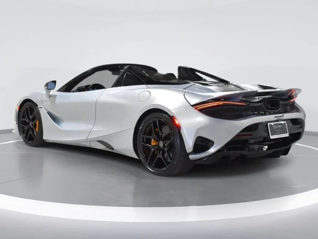 750S Spider vehicle image