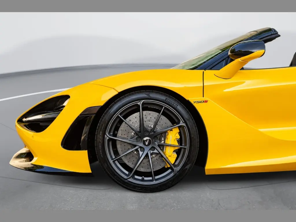 750S Spider vehicle image