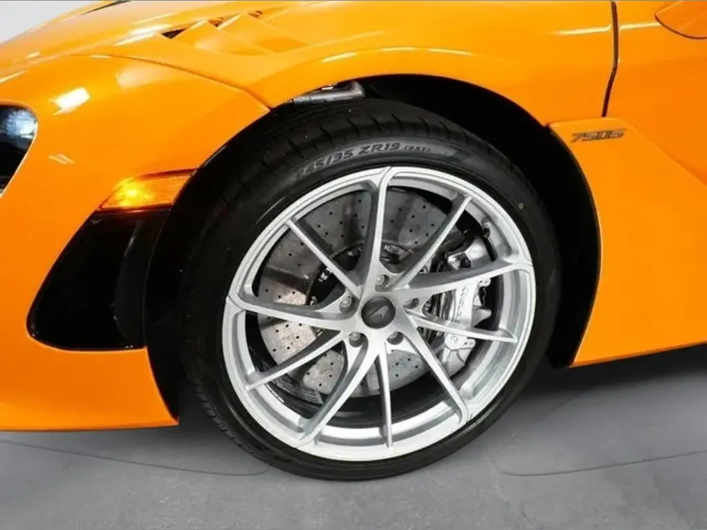 750S Spider vehicle image