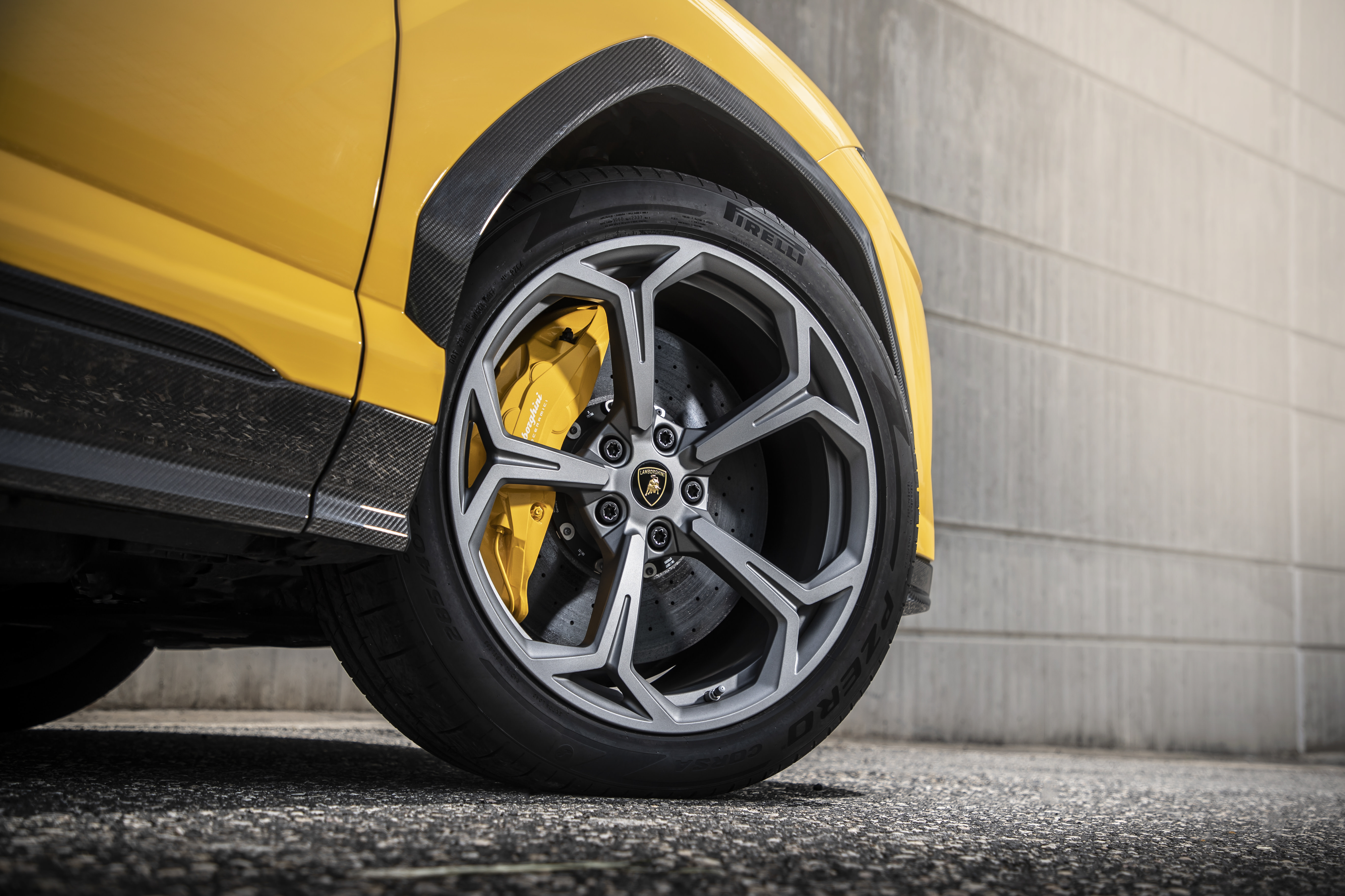 Primo piano delle ruote della Lamborghini Urus S usata certificata