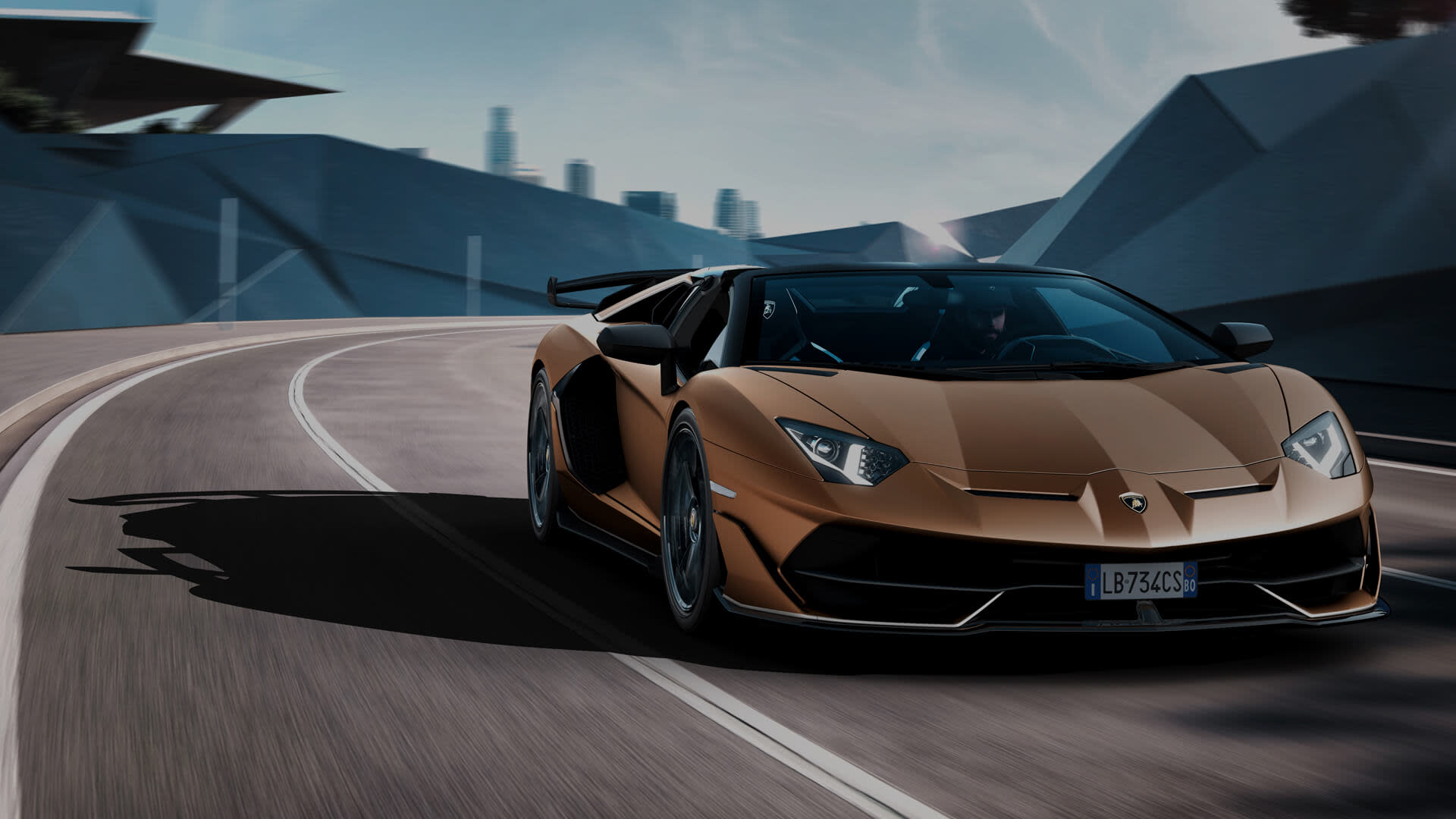 Vista frontale di tre quarti di una Lamborghini Aventador SVJ Roadster con il tetto abbassato, parcheggiata su una strada aperta alla luce naturale del giorno