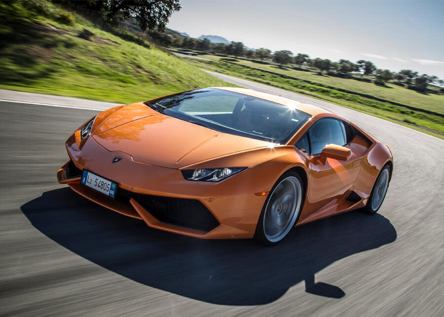 Un Lamborghini Huracán circulando por el campo.