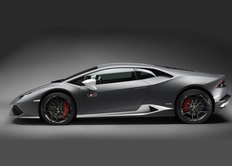 Lamborghini Huracán Avio parcheggiata di fronte a un edificio in cemento, che mostra l'angolo posteriore di un quarto con uno stile di ispirazione militare