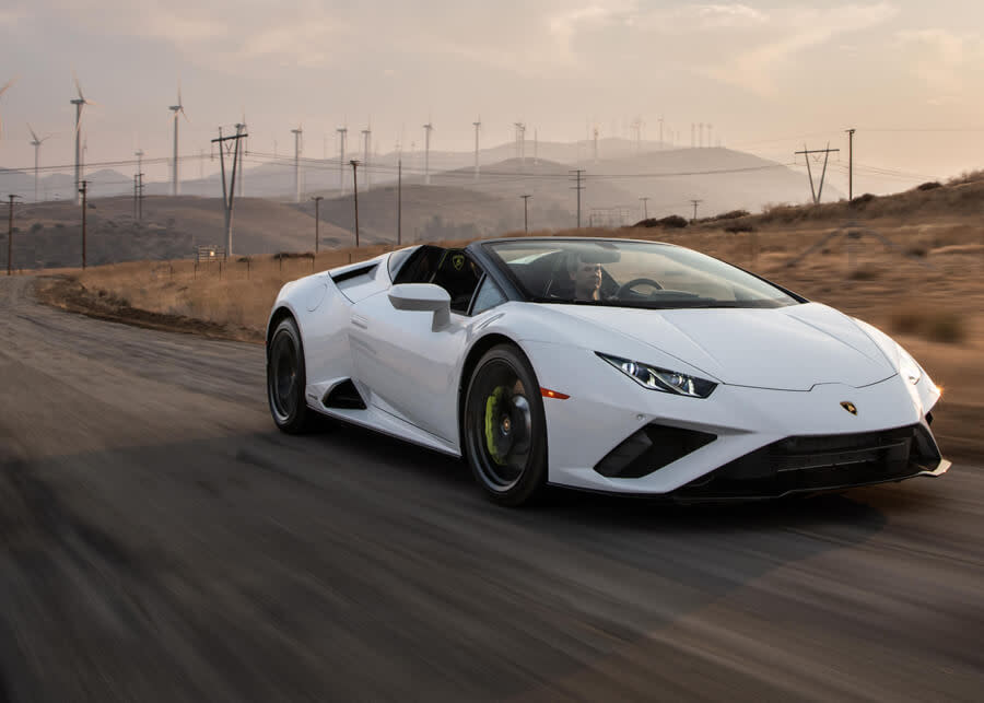 Seitenprofil eines Lamborghini Huracán EVO RWD Spyder, der mit offenem Verdeck in einer sonnenbeschienenen Stadtumgebung geparkt ist
