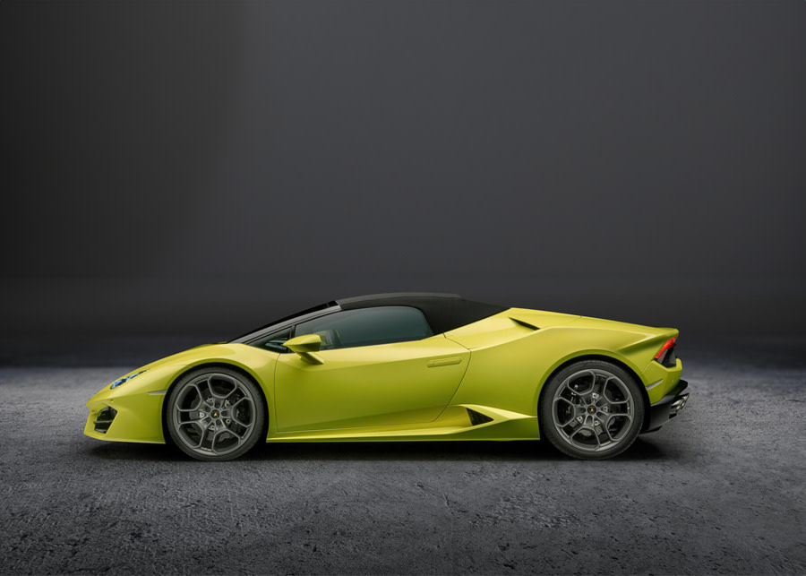 セレツィオーネ・プログラムの一環として、ディーラー店内にある認定中古ランボルギーニ・ウラカンRWDスパイダーの後方3/4ビュー