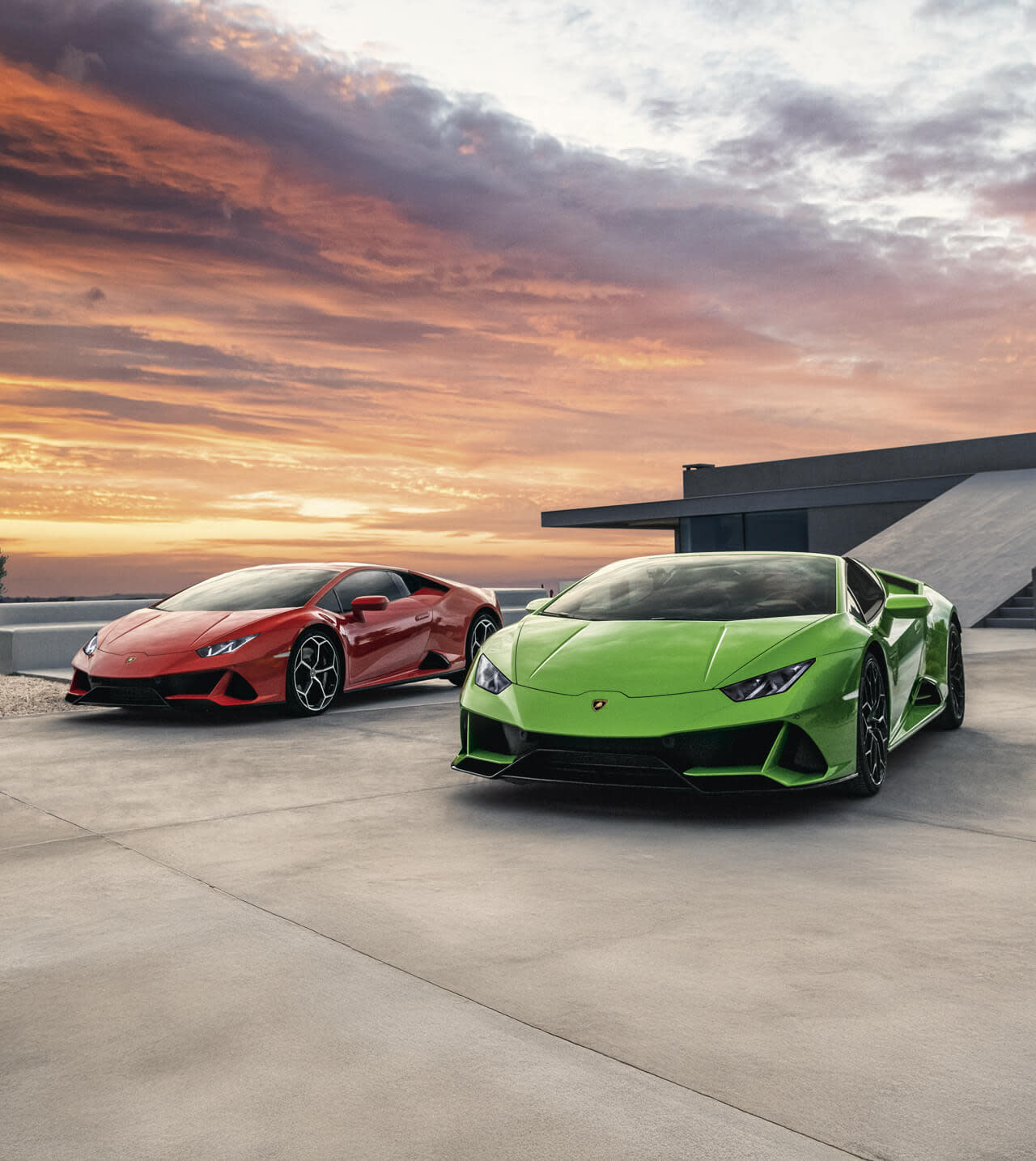 Un Lamborghini Huracán circulando por el paseo marítimo