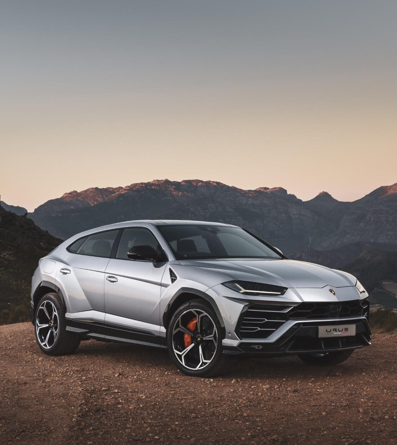 SUV Lamborghini Urus S usato certificato parcheggiato fuori da una concessionaria sotto luce naturale