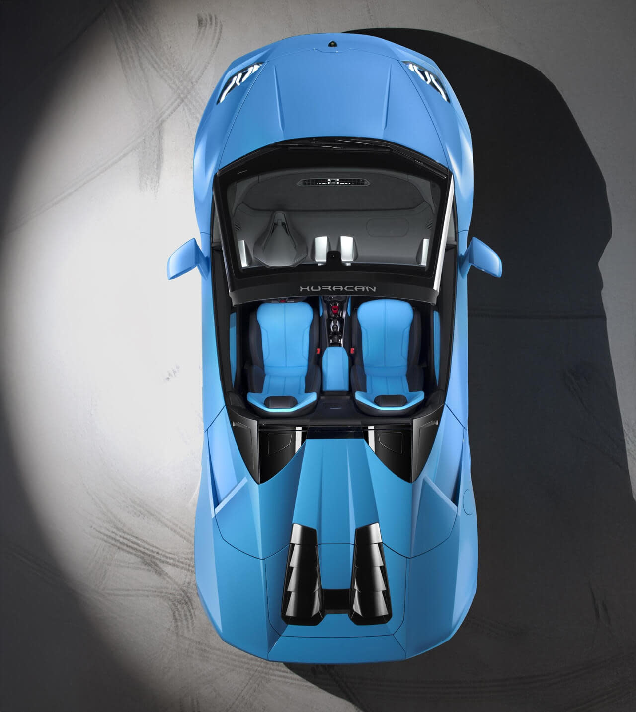 Сертифицированный Lamborghini Huracán Spyder, представленный у авторизованного дилера в рамках программы Selezione, припаркованный с открытой крышей