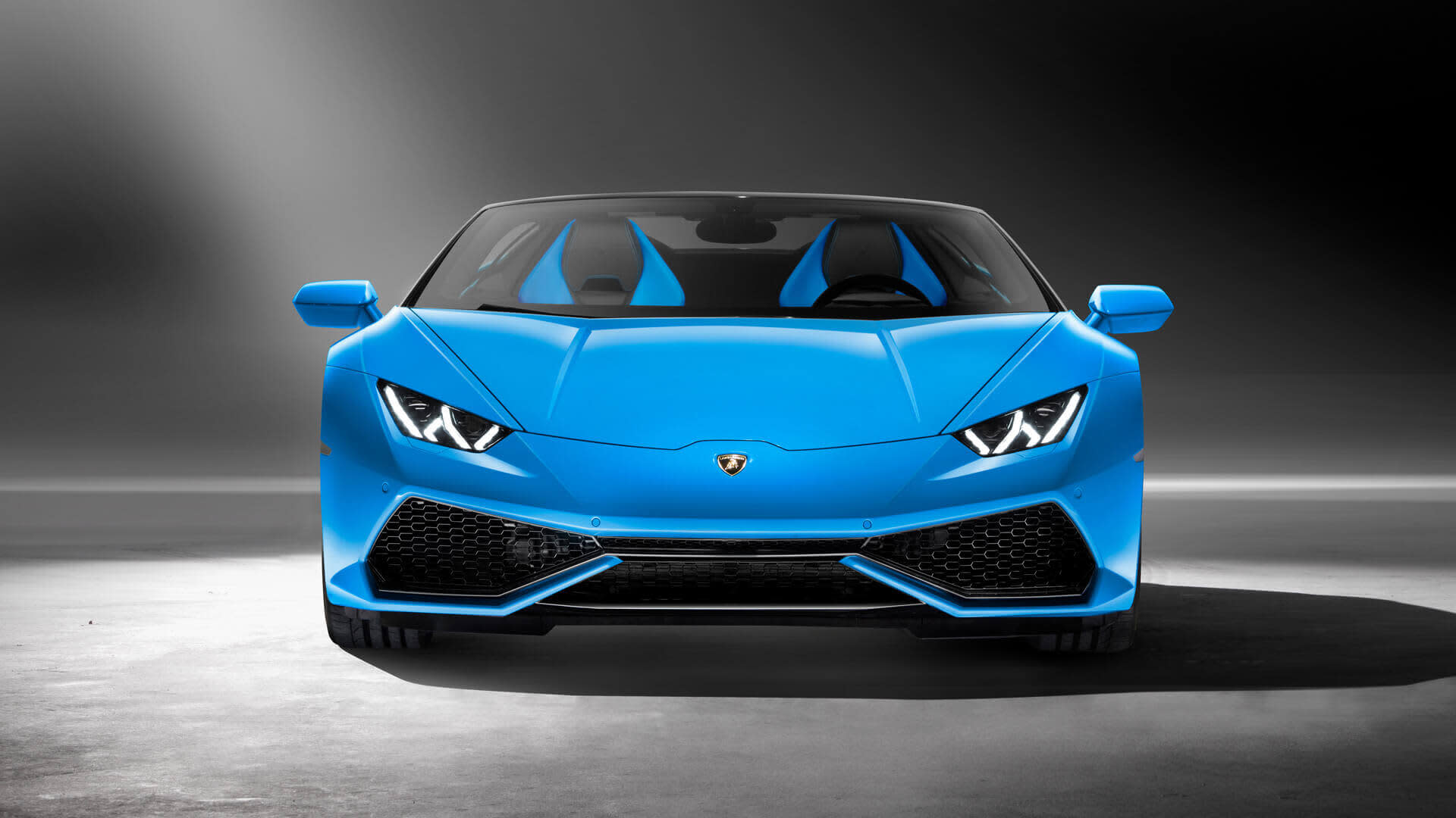 Lamborghini Huracán Spyder едет по горному перевалу, подчеркивая линии кабриолета и агрессивную переднюю часть