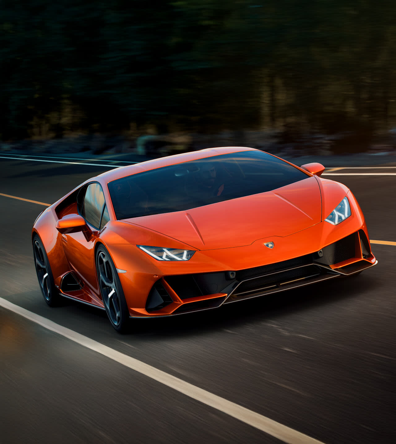 Lamborghini Huracán EVO estacionado en una pista abierta, mostrando su perfil lateral y líneas de diseño aerodinámico bajo la luz del día.