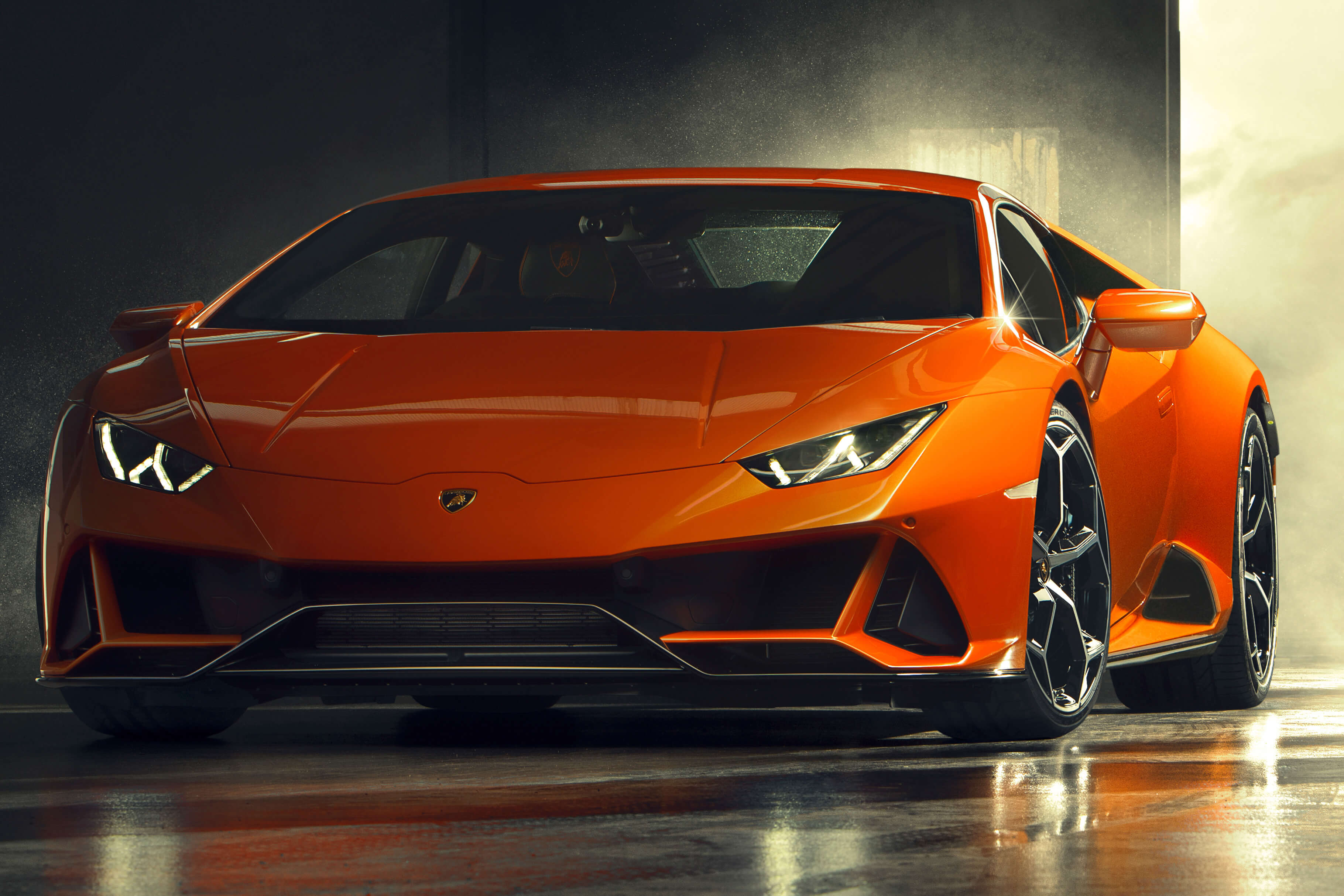 Lamborghini Huracán EVO conduciendo a gran velocidad en una pista, tomando curvas agresivamente bajo un cielo nublado