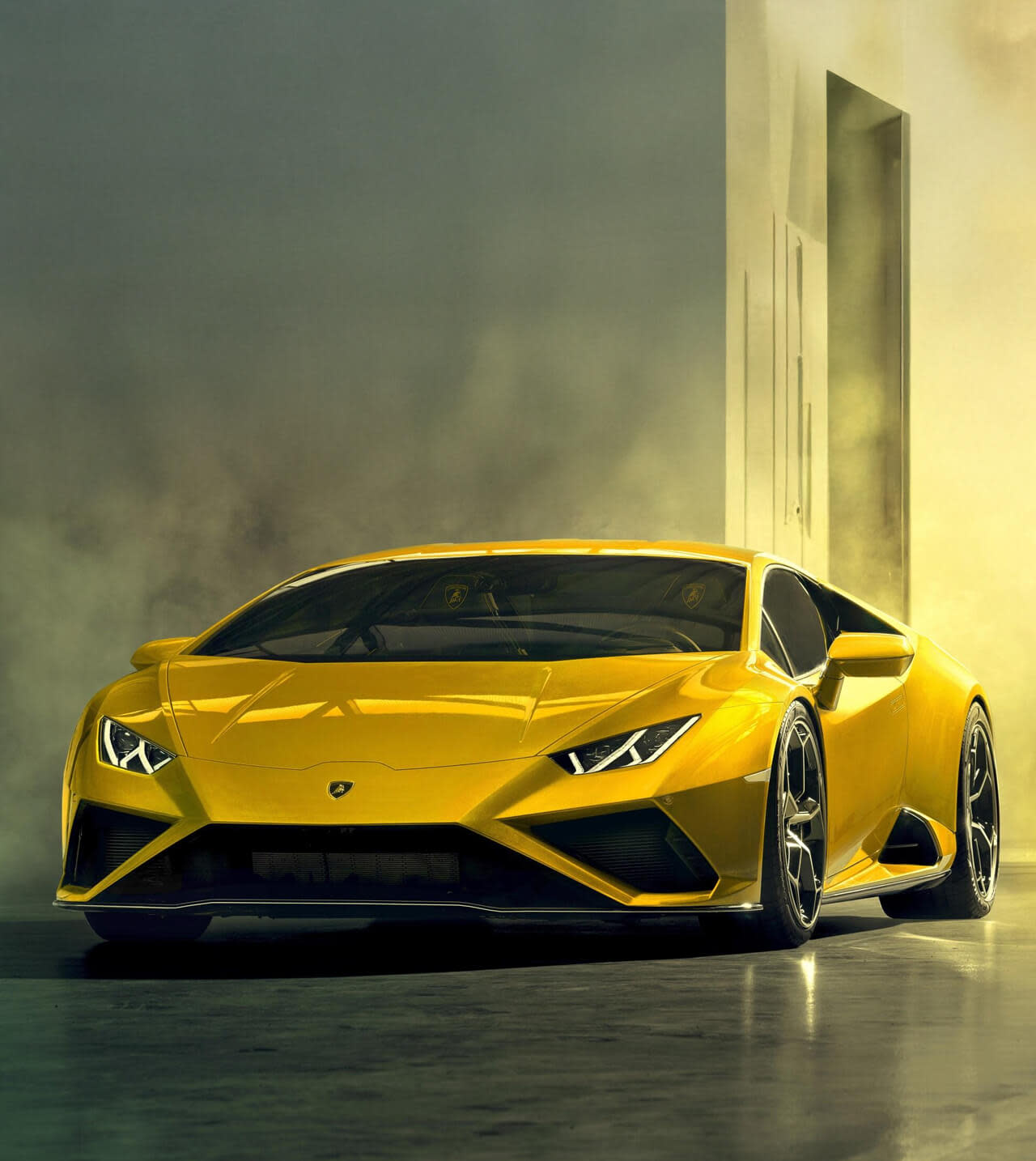 日光下,一辆兰博基尼 Huracán EVO RWD 停放在一栋简约现代建筑前