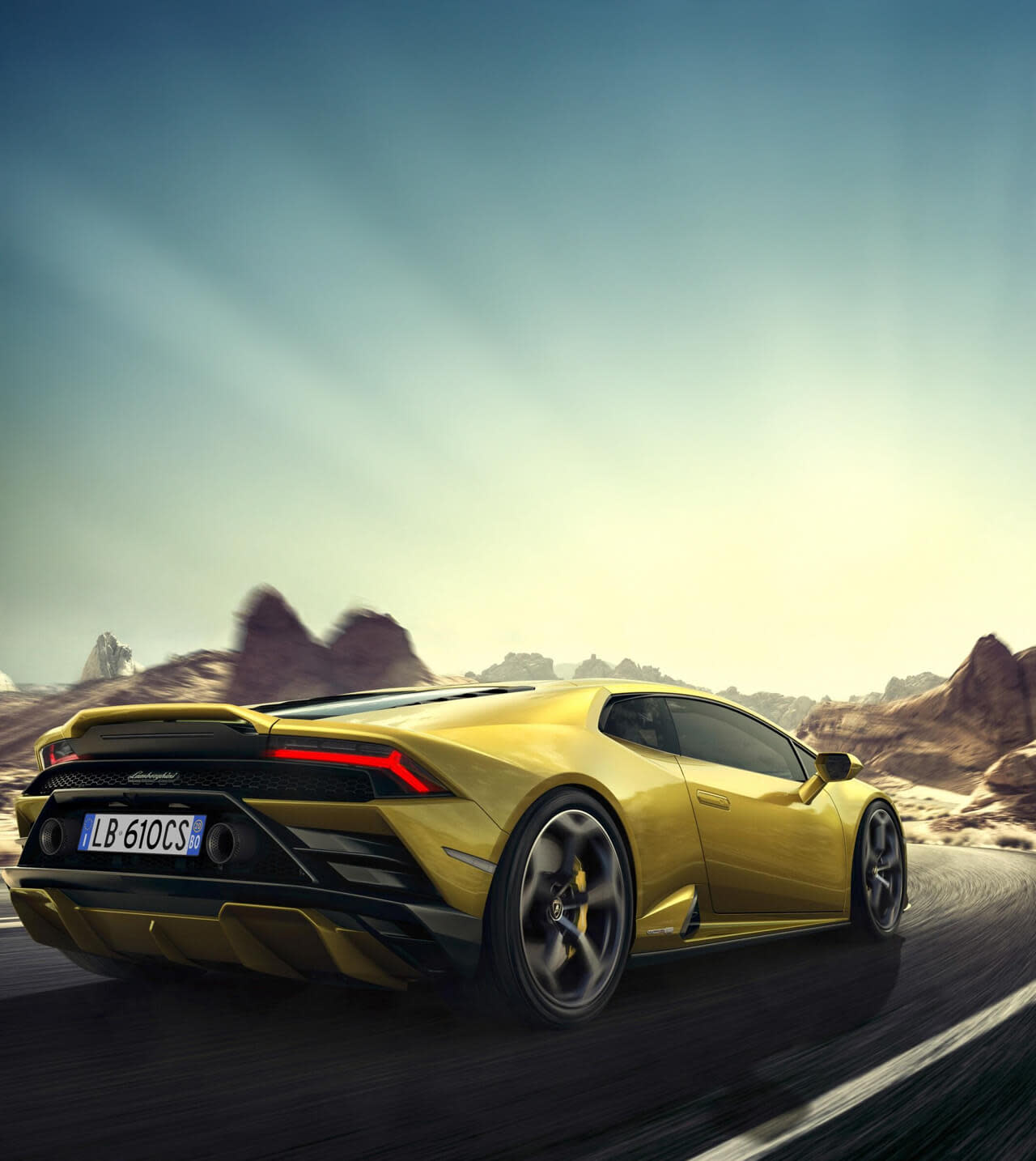 经销商展厅内柔和灯光下的兰博基尼 Huracán EVO RWD 后部四分之三视图