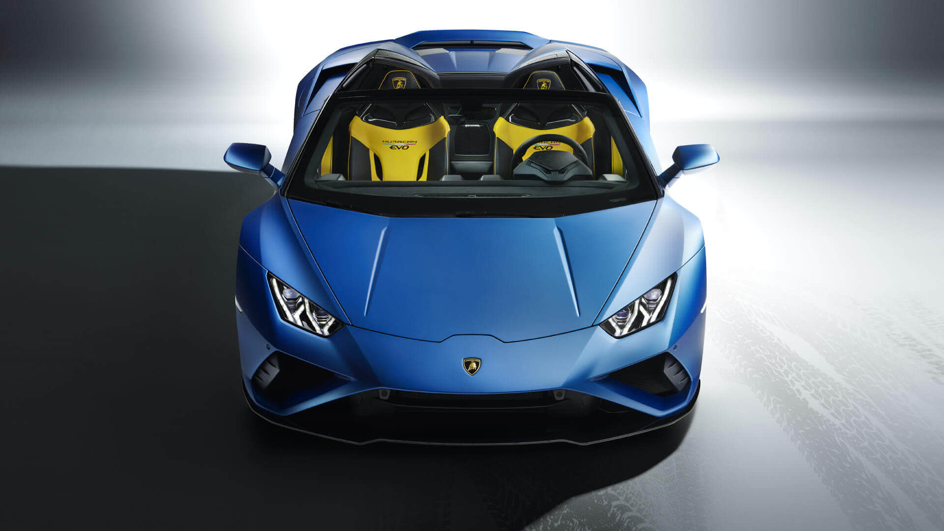 Lamborghini Huracán EVO RWD Spyder fährt mit offenem Verdeck entlang einer kurvigen Bergstraße