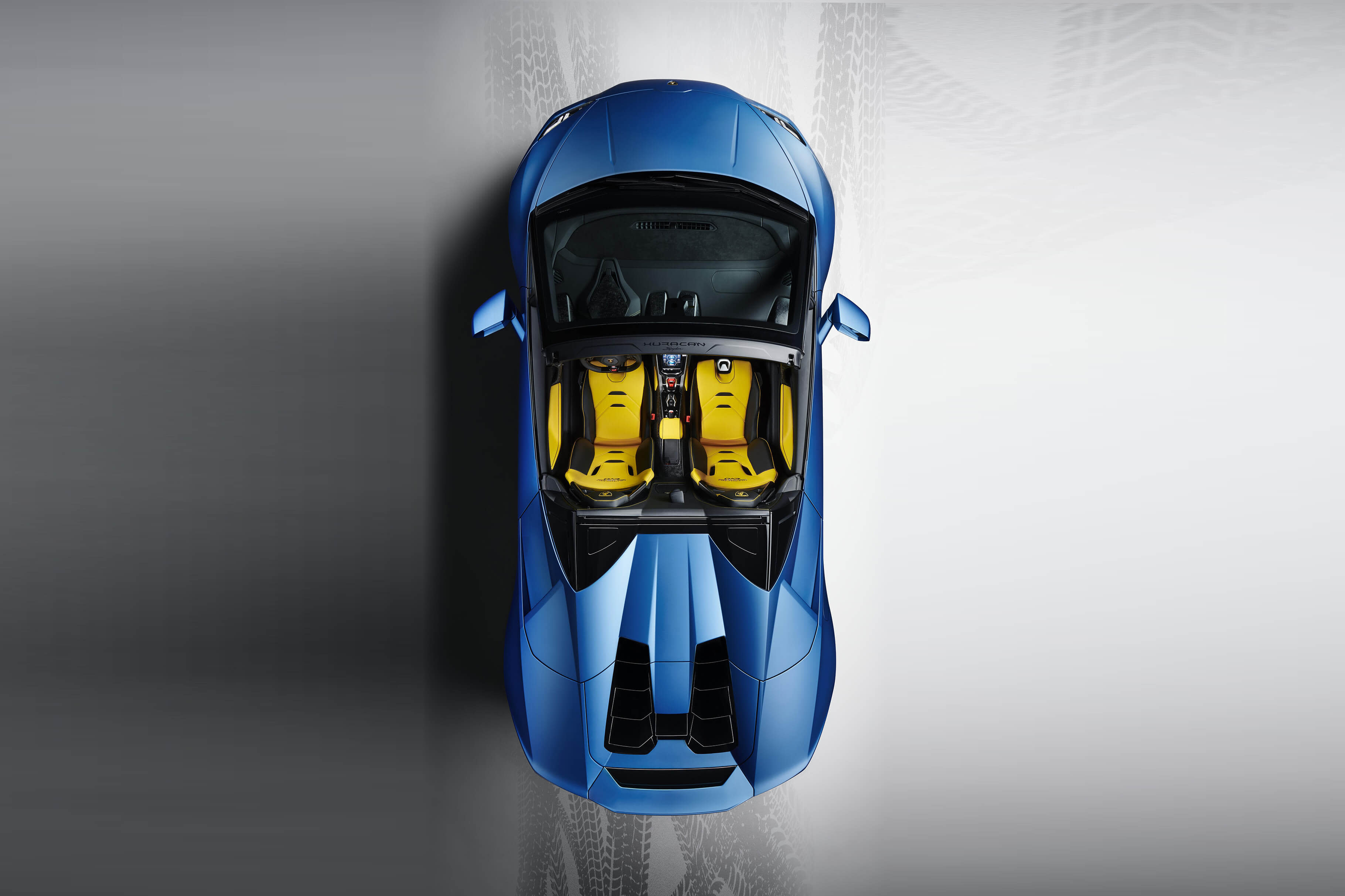 Lamborghini Huracán EVO RWD Spyder fährt mit offenem Verdeck entlang einer kurvigen Bergstraße