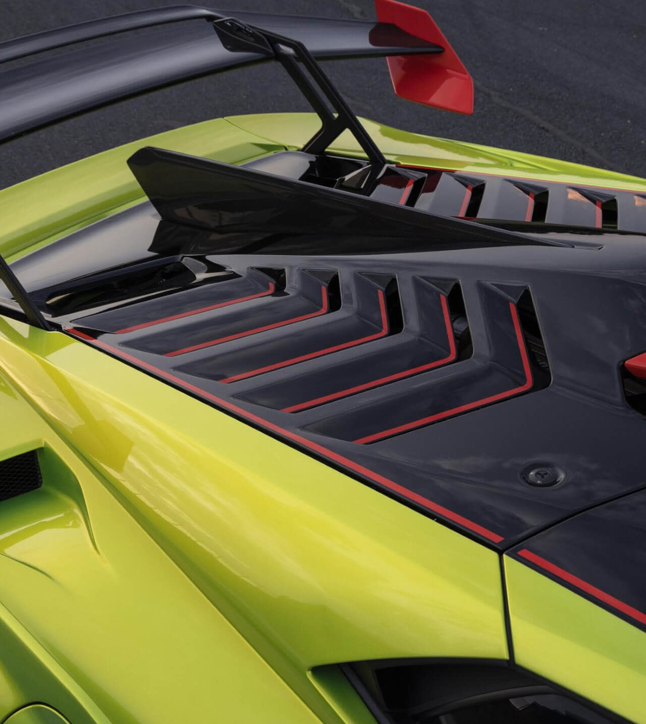 经认证的二手兰博基尼 Huracán STO 在经销商处展示