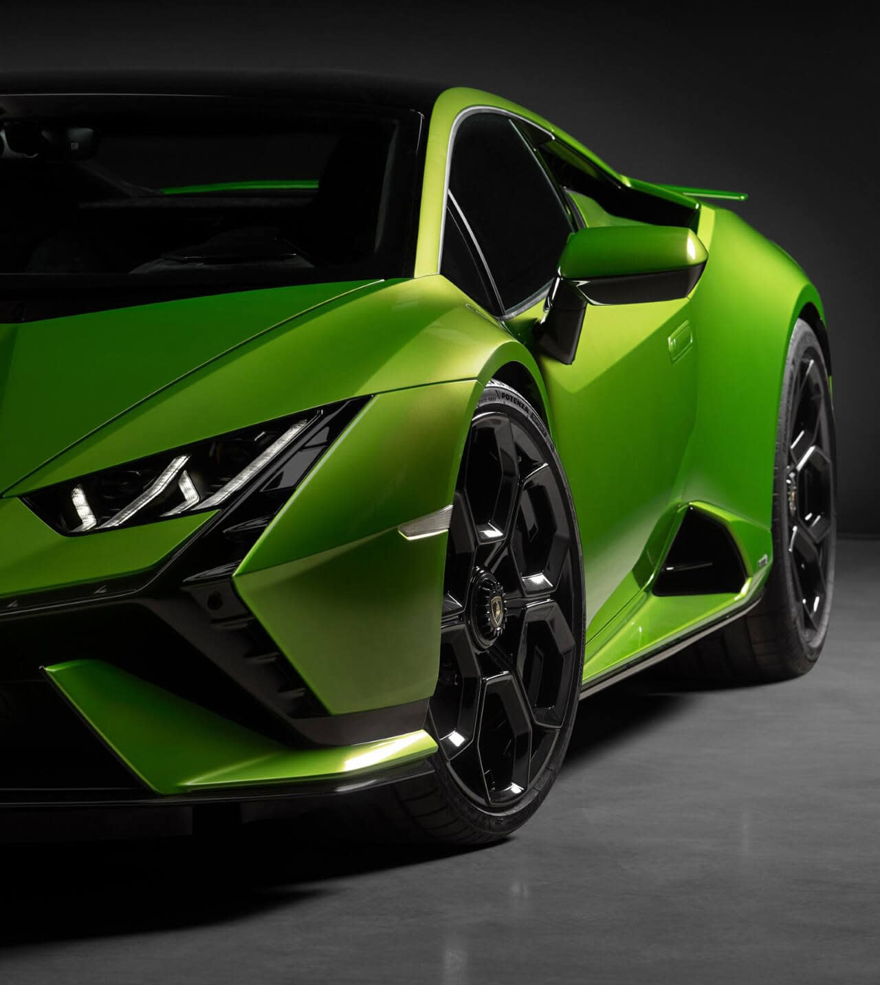 Lamborghini Huracán Tecnica in una vista frontale dinamica di tre quarti con dettagli aerodinamici in pista