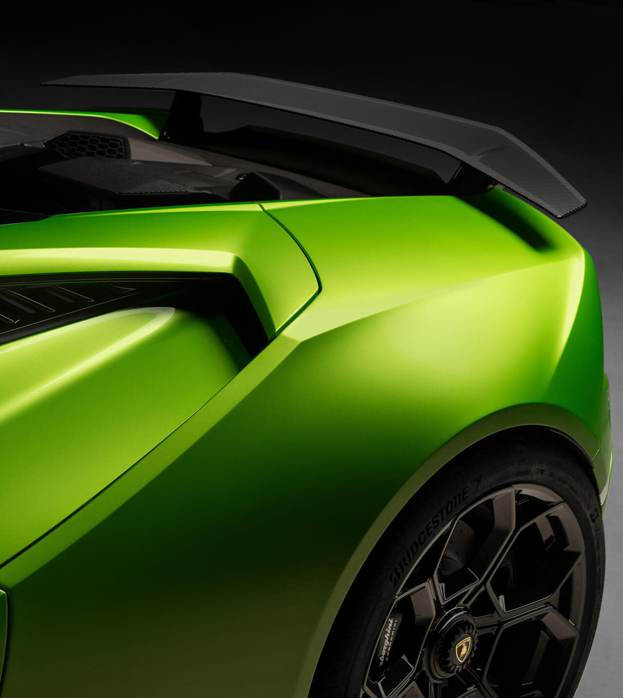 Lamborghini Huracán Tecnica usata certificata esposta in un ambiente da concessionaria con illuminazione naturale