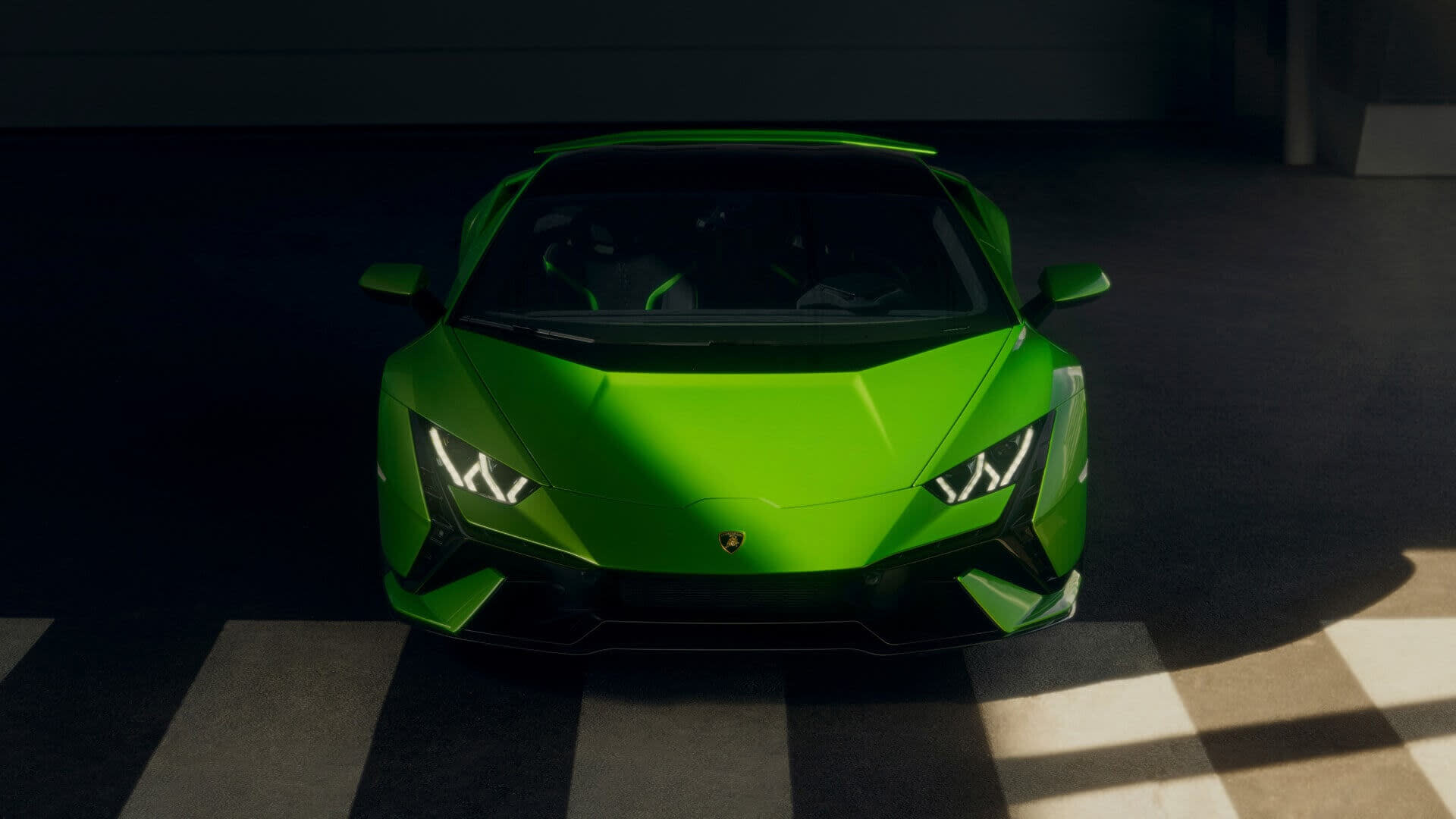 Lamborghini Huracán Tecnica corre lungo una pista con effetto motion blur, evidenziando prestazioni e controllo
