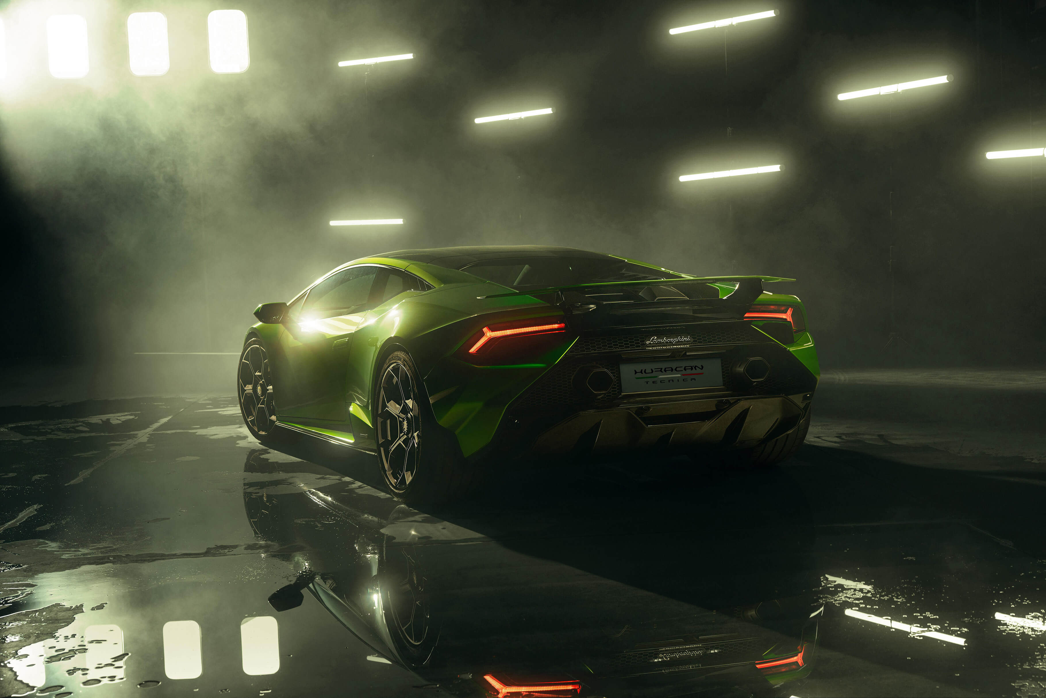 Lamborghini Huracán Tecnica corre lungo una pista con effetto motion blur, evidenziando prestazioni e controllo