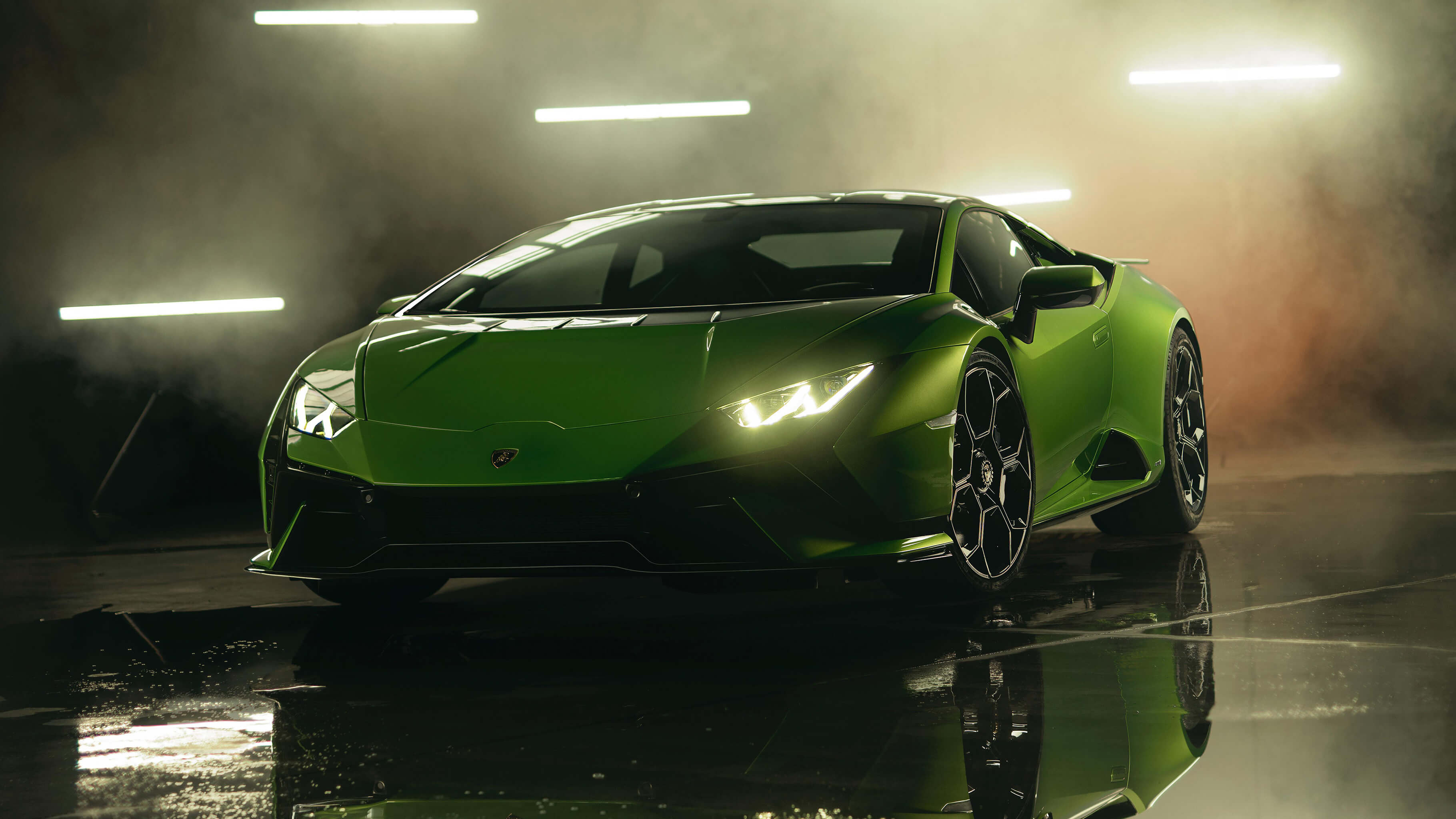 Lamborghini Huracán Tecnica corre lungo una pista con effetto motion blur, evidenziando prestazioni e controllo