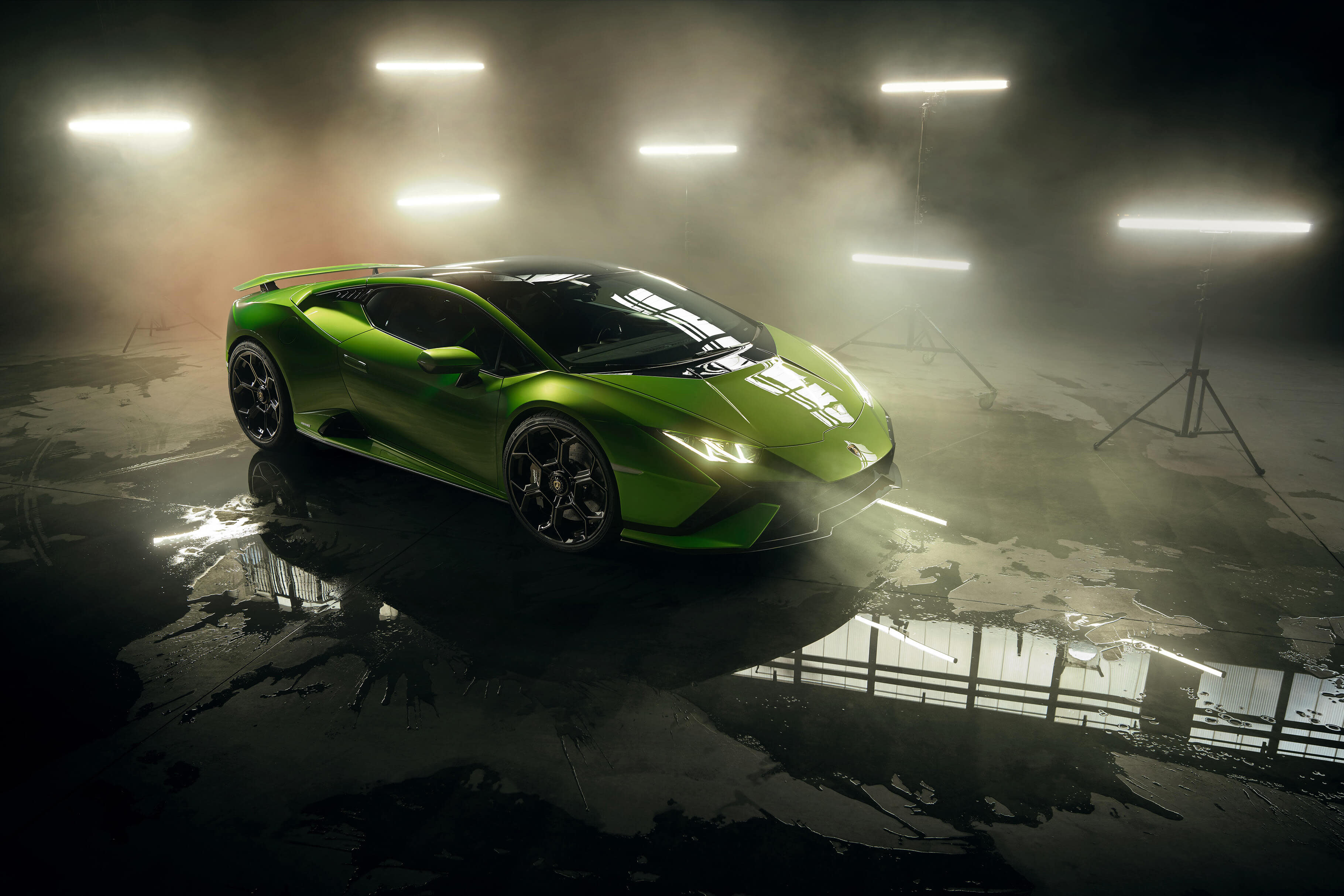 Lamborghini Huracán Tecnica corre lungo una pista con effetto motion blur, evidenziando prestazioni e controllo
