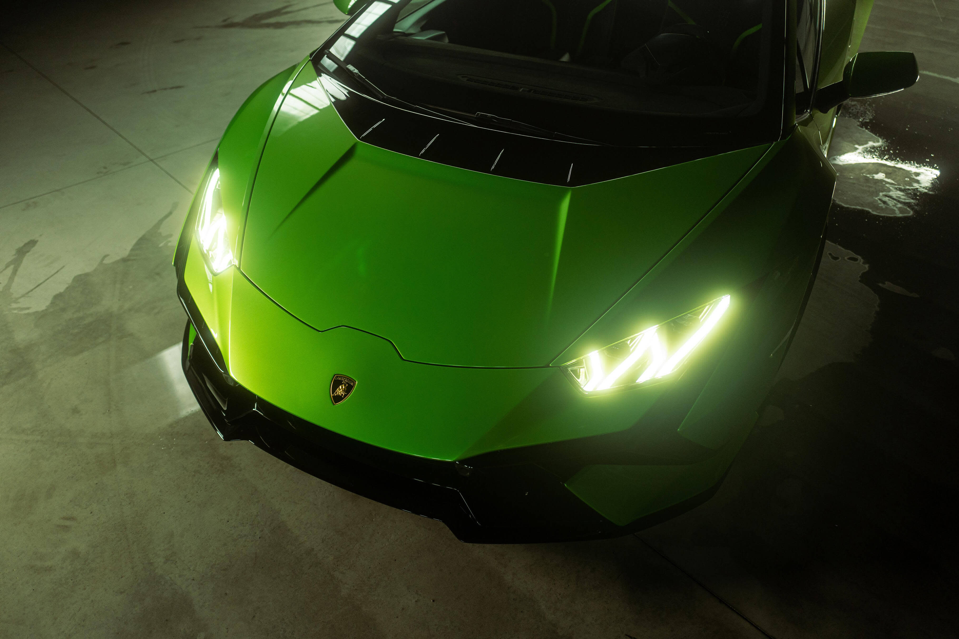 Lamborghini Huracán Tecnica corre lungo una pista con effetto motion blur, evidenziando prestazioni e controllo