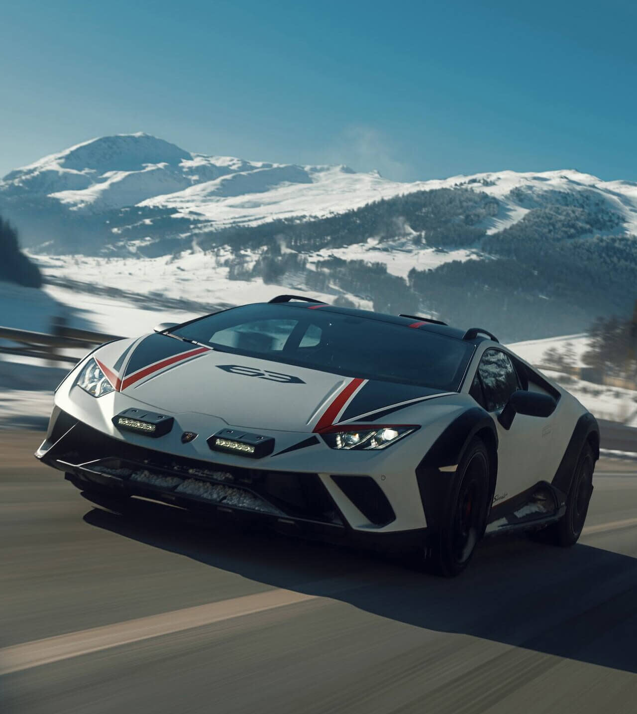 兰博基尼 Huracán Sterrato 在泥路上的侧面轮廓，展示了升高的悬架和运动线条