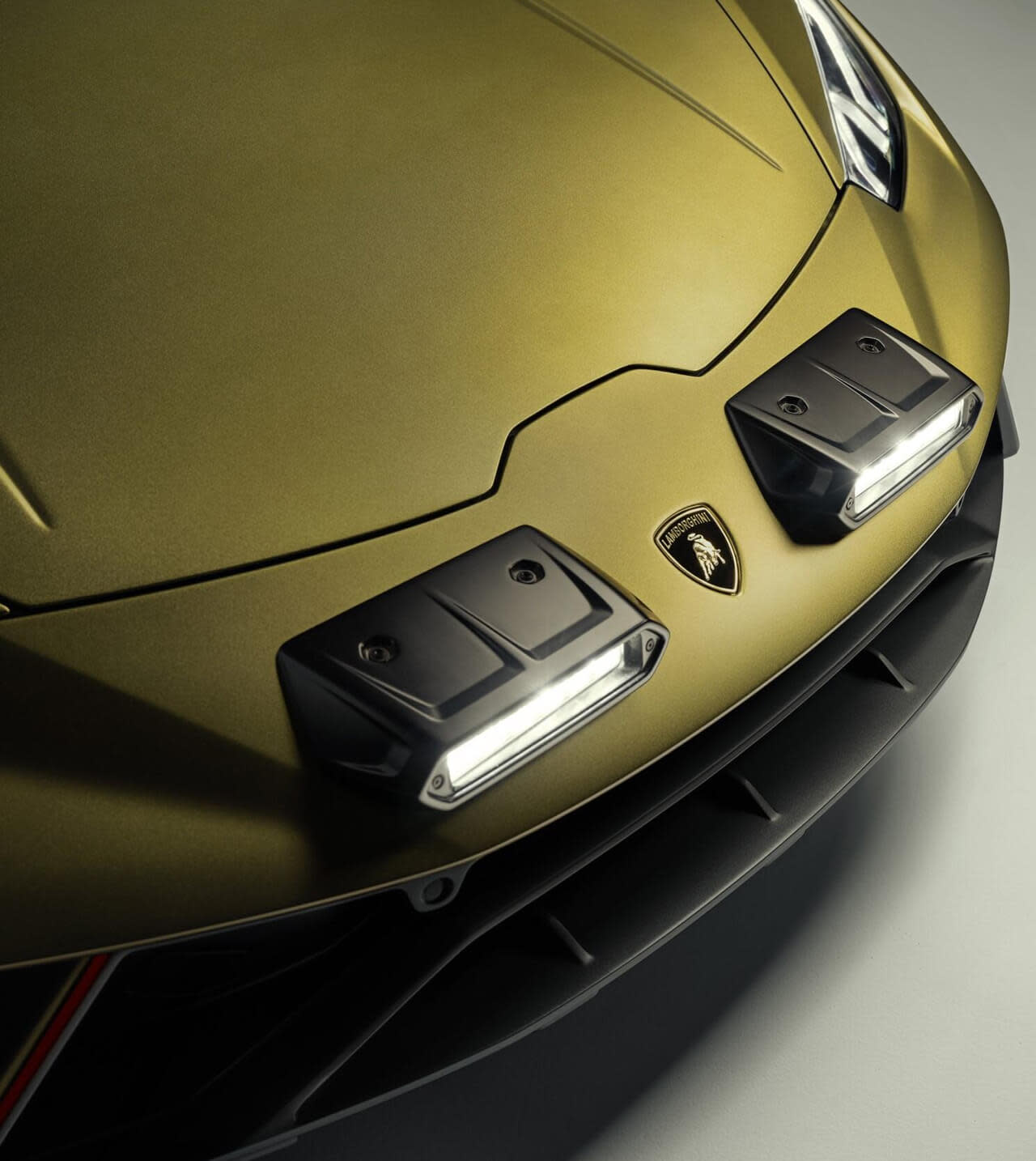 兰博基尼 Huracán Sterrato 停放在岩石景观中，彰显以冒险为中心的设计