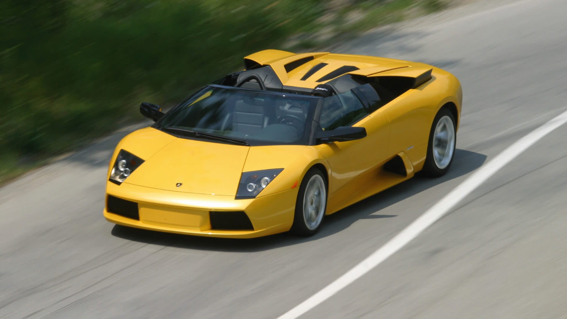 兰博基尼 Murciélago 的前部沿着蜿蜒的道路行驶