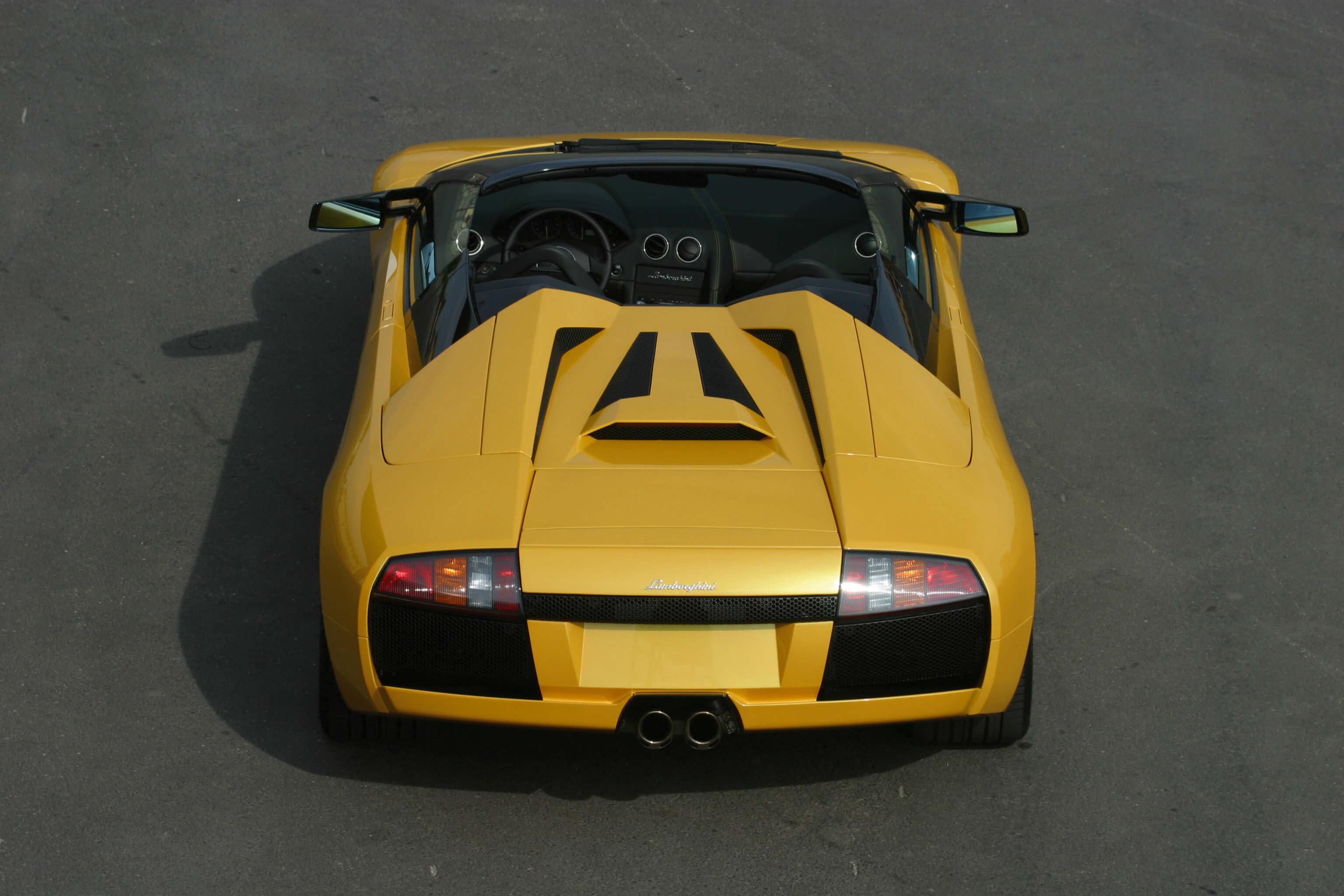 兰博基尼 Murciélago 的前部沿着蜿蜒的道路行驶