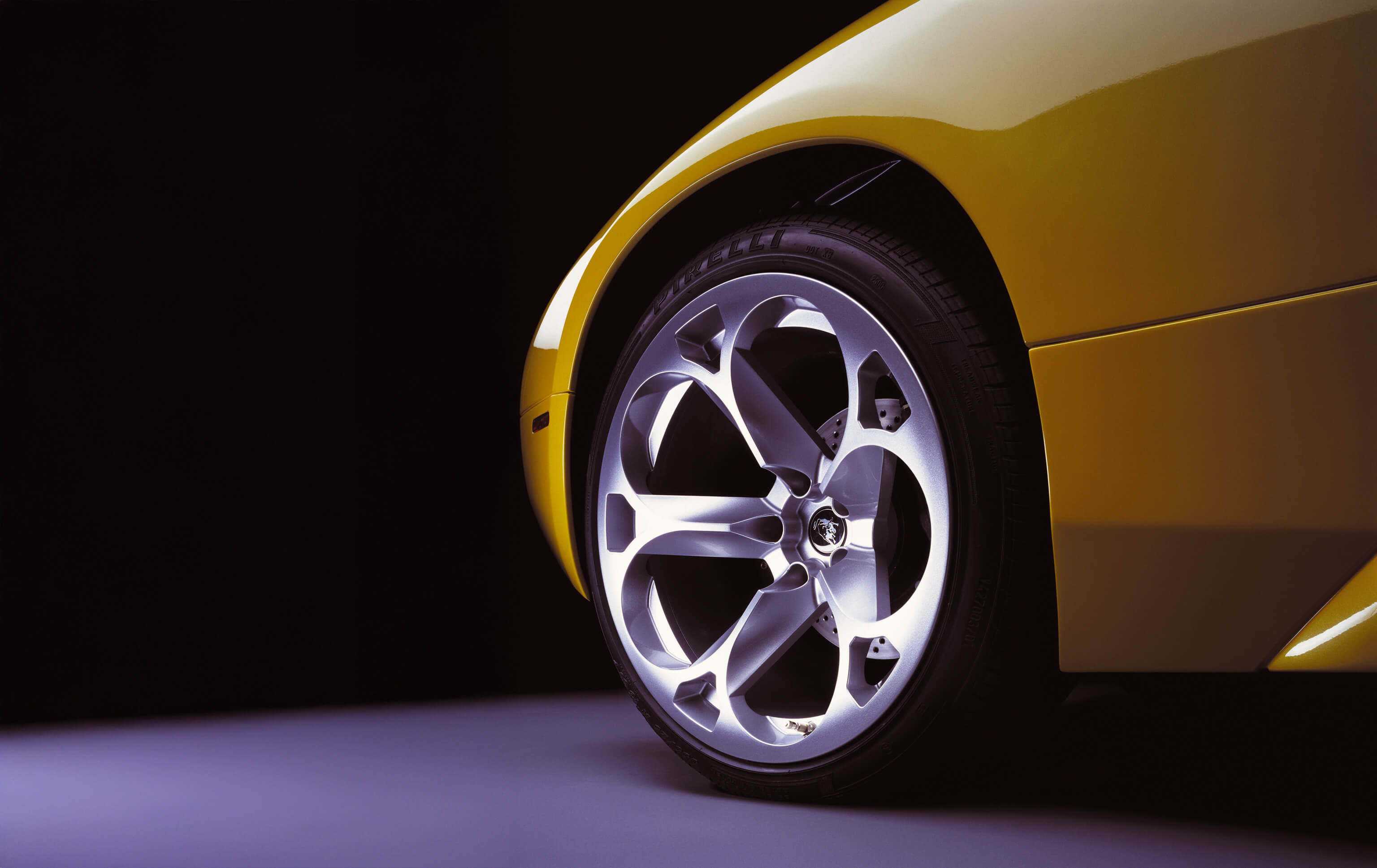 兰博基尼 Murciélago 的前部沿着蜿蜒的道路行驶