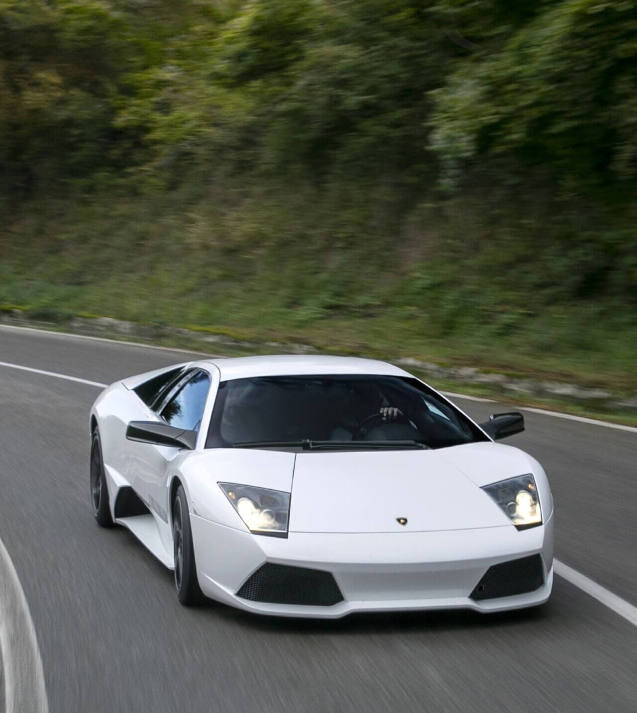 一辆兰博基尼 Murciélago 行驶在乡村